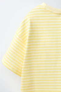 T-SHIRT À RAYURES ET DÉTAILS EN RELIEF