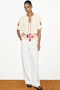 BLOUSE BRODERIES ET POMPONS