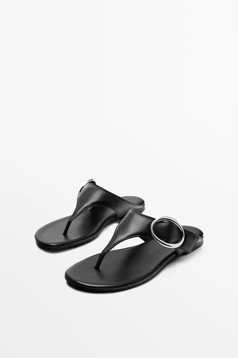 Sandale en cuir avec anneau métallique