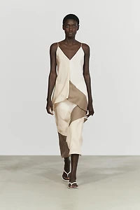 Asymmetric strappy flowing top