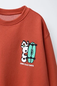 RAISED PRINT SWEATSHIRT