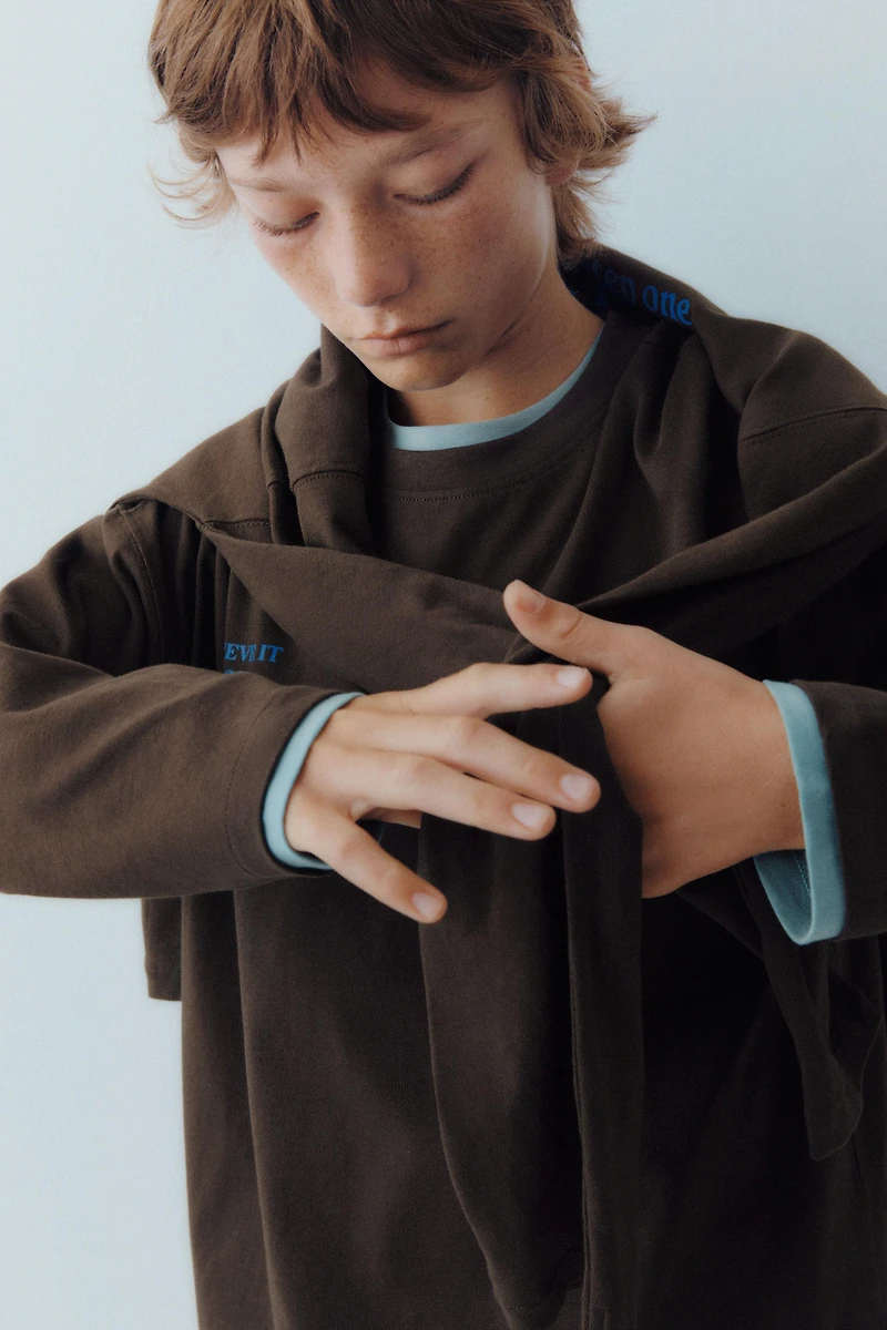 CONTRASTING TEXT PRINT T-SHIRT