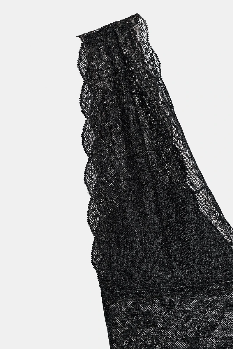 TOP COURT EN DENTELLE