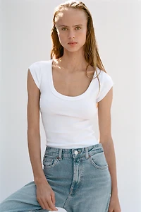 SCOOP NECK TOP