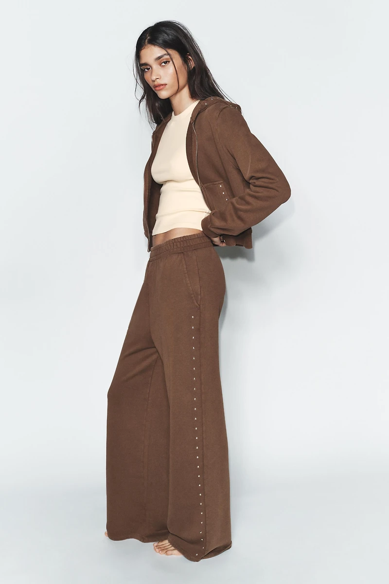 PANTALON EN MOLLETON EFFET DÉLAVÉ CLOUS