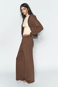 PANTALON EN MOLLETON EFFET DÉLAVÉ CLOUS