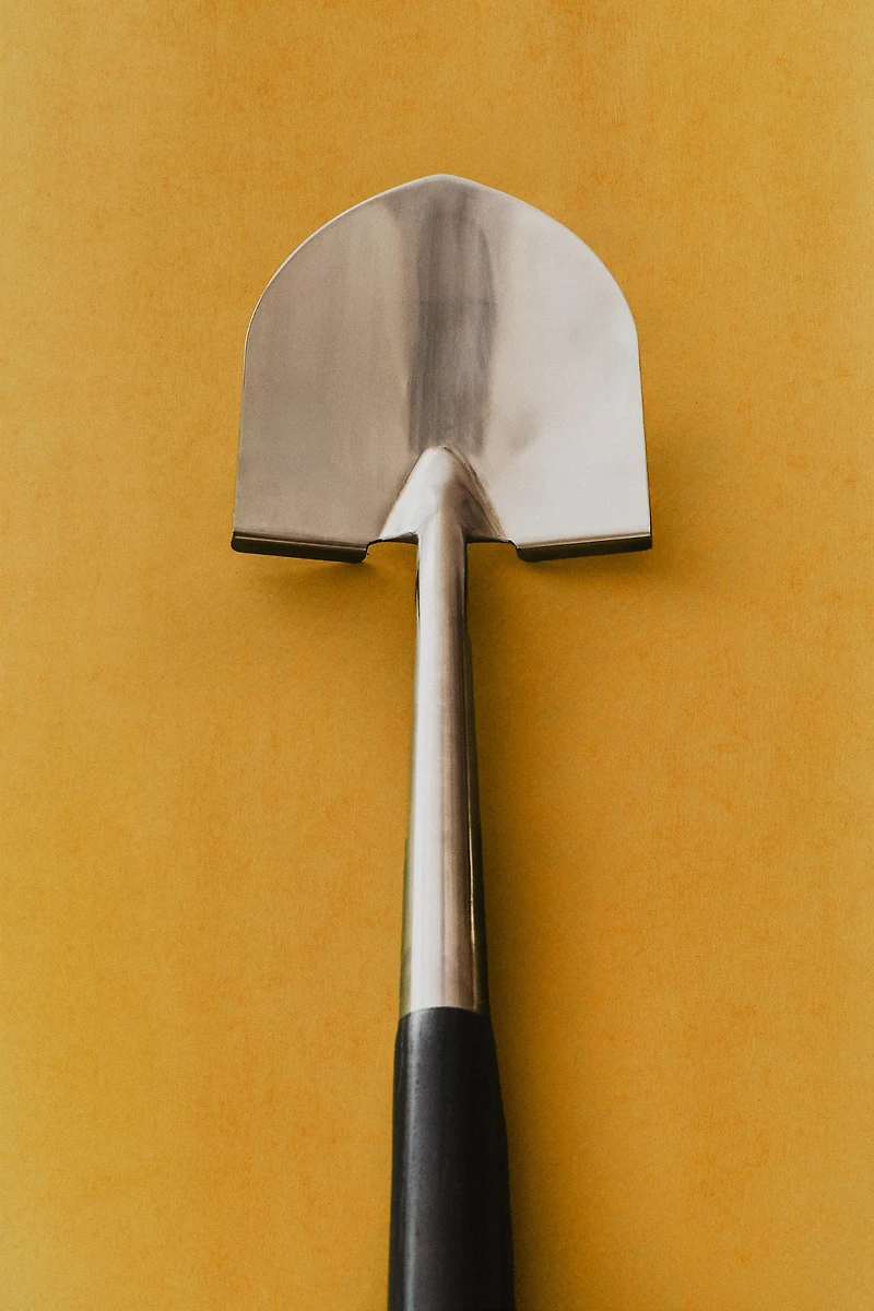 LARGE GARDEN SHOVEL