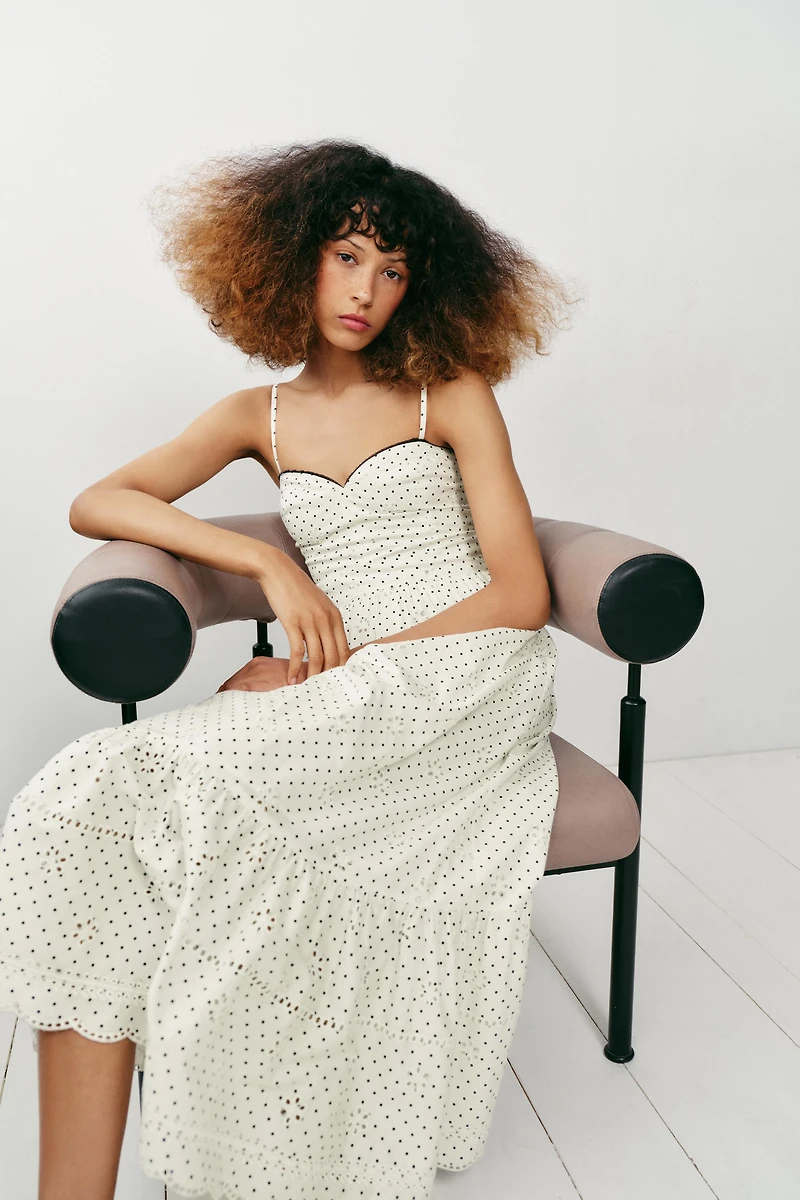 ROBE MI-LONGUE IMPRIMÉE À BRODERIES PERFORÉES