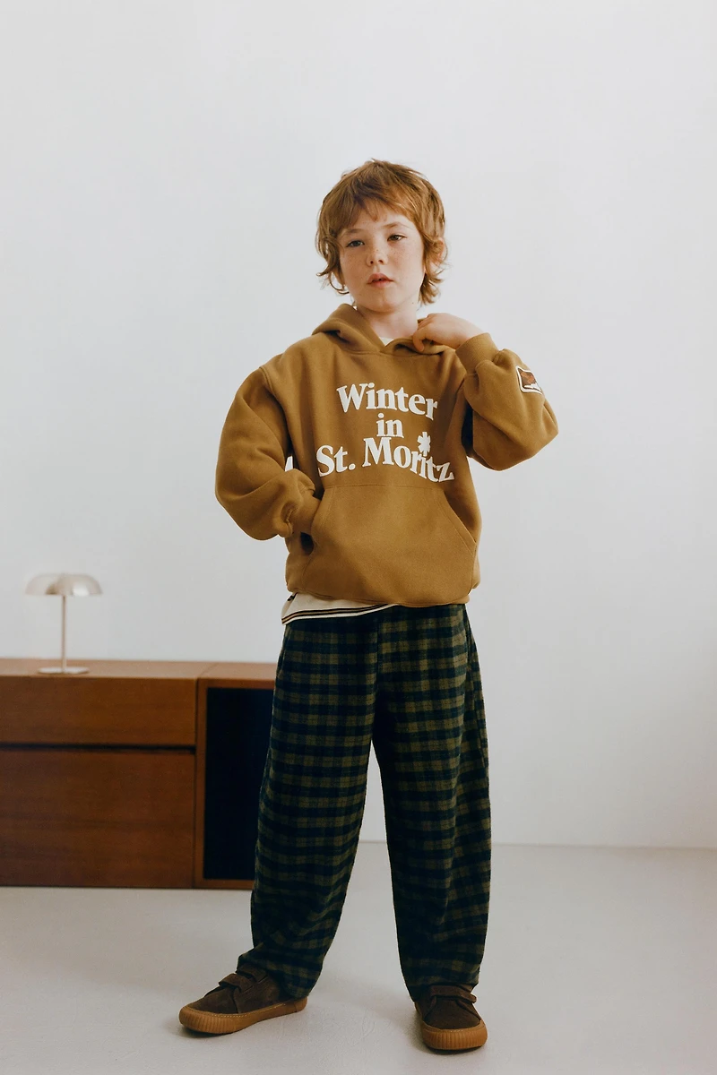 RAISED TEXT HOODIE SWEATSHIRT