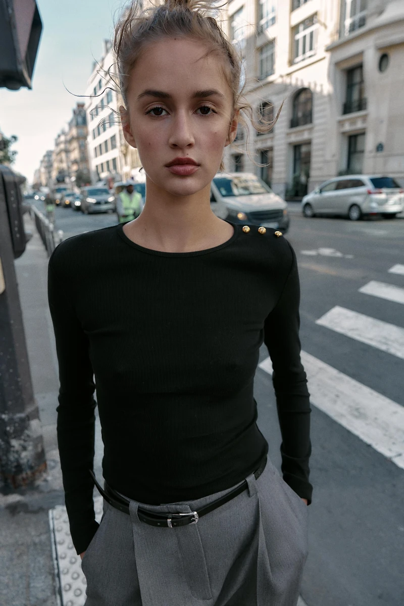 RIBBED BUTTON T-SHIRT