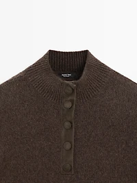 High neck knit sweater with snap buttons