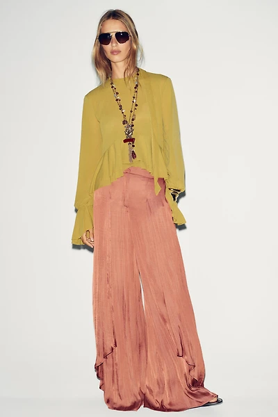 FLOWY RUFFLED BLOUSE