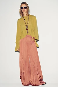 FLOWY RUFFLED BLOUSE