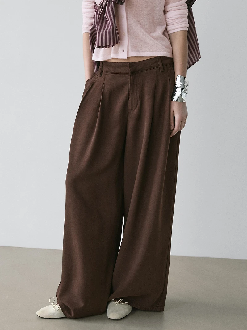 Pleated wide-leg pants