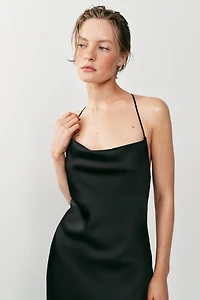 ROBE LONGUE SATINÉE AVEC ACCESSOIRE AU DOS