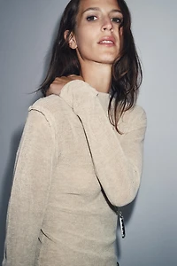 PULL EN MAILLE À COL CHEMINÉE