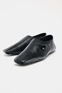 CHAUSSURES PLATES EN CUIR À BOUTON