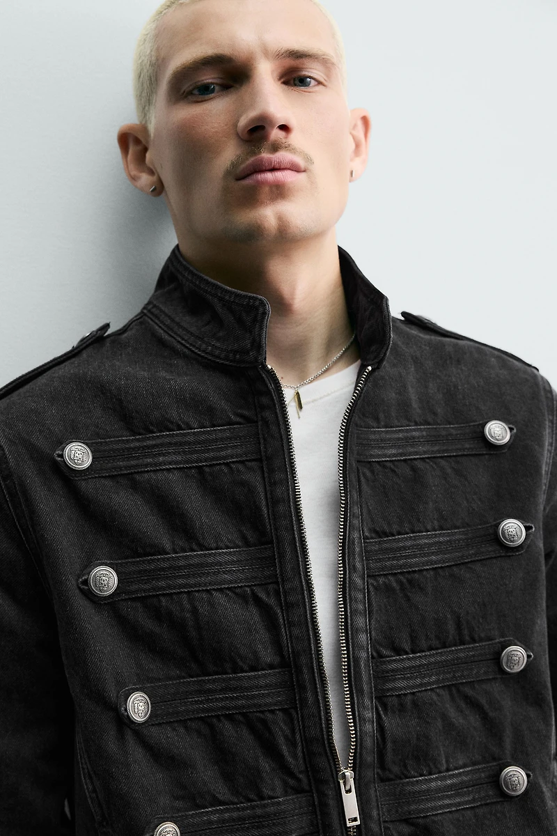 VESTE EN DENIM AVEC BRANDENBOURGS ET BOUTONS