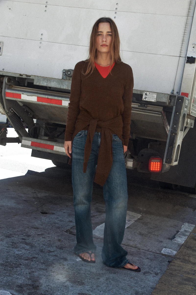 100% EXTRA-SOFT WOOL V-NECK SWEATER