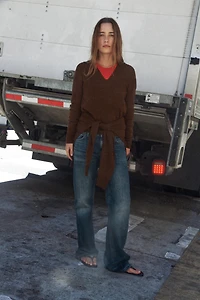 100% EXTRA-SOFT WOOL V-NECK SWEATER