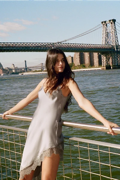 ROBE SATINÉE ASYMÉTRIQUE AVEC DENTELLE