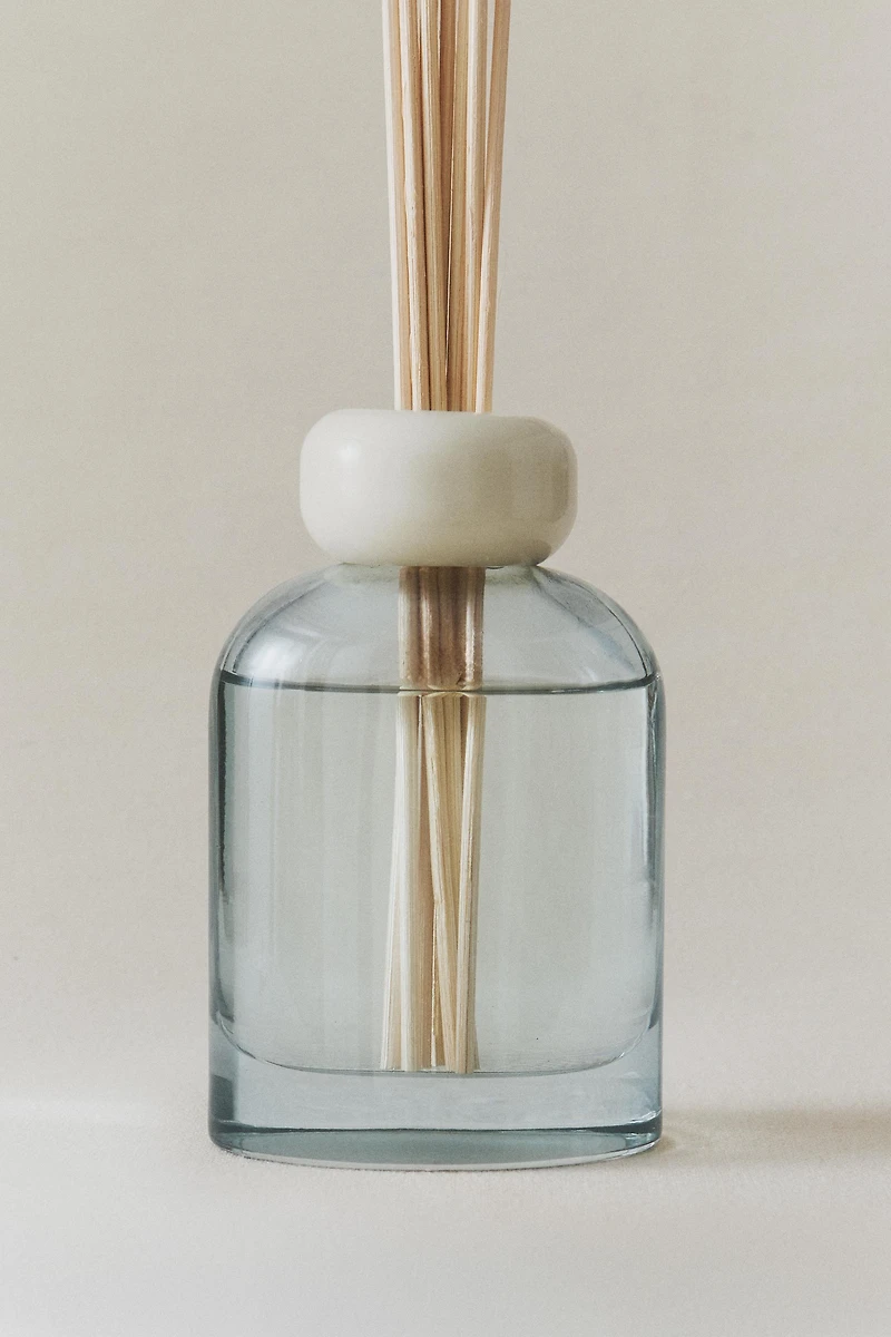 (4.06 oz) ÉCLAT DE LYS SCENTED REED DIFFUSER
