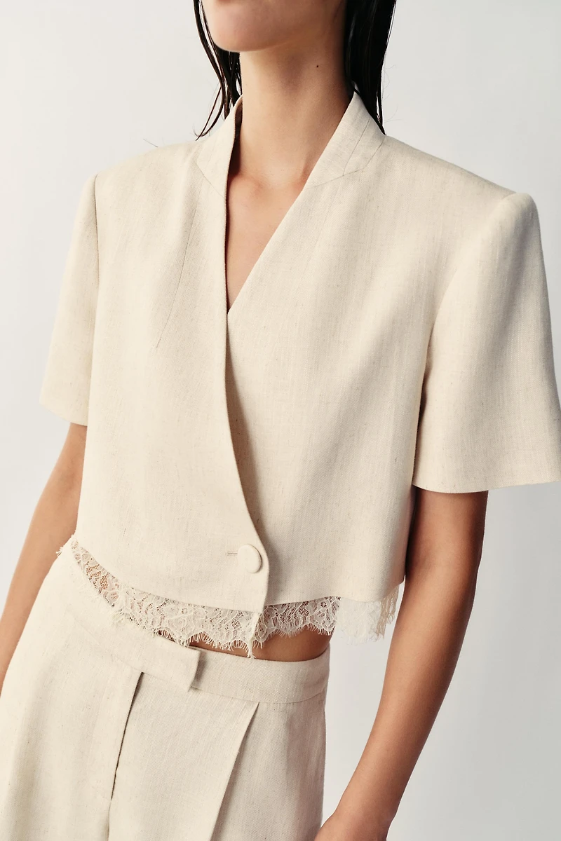 VESTE COURTE À BORDURE DENTELLE