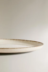 PORCELAIN DINNER PLATE WITH ANTIQUE FINISH RIM