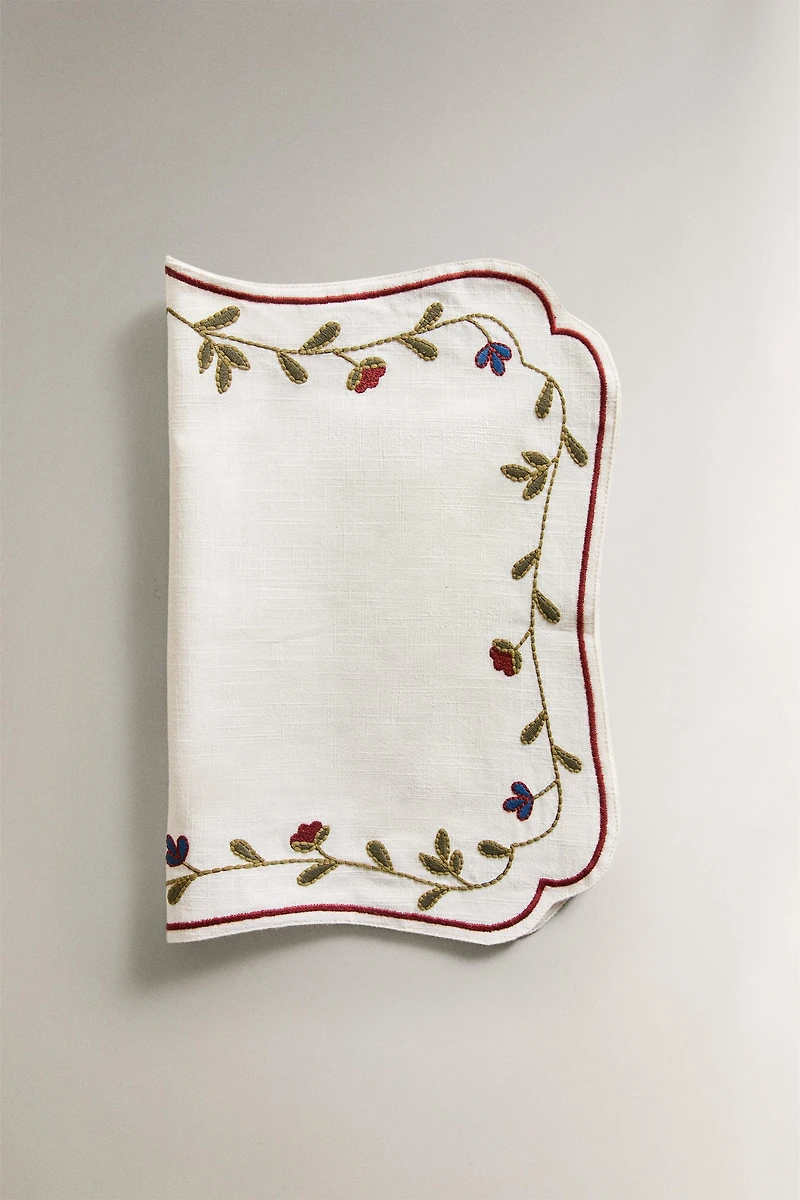 PLACEMAT WITH FLORAL EMBROIDERY