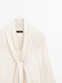 Flowing blouse with tie