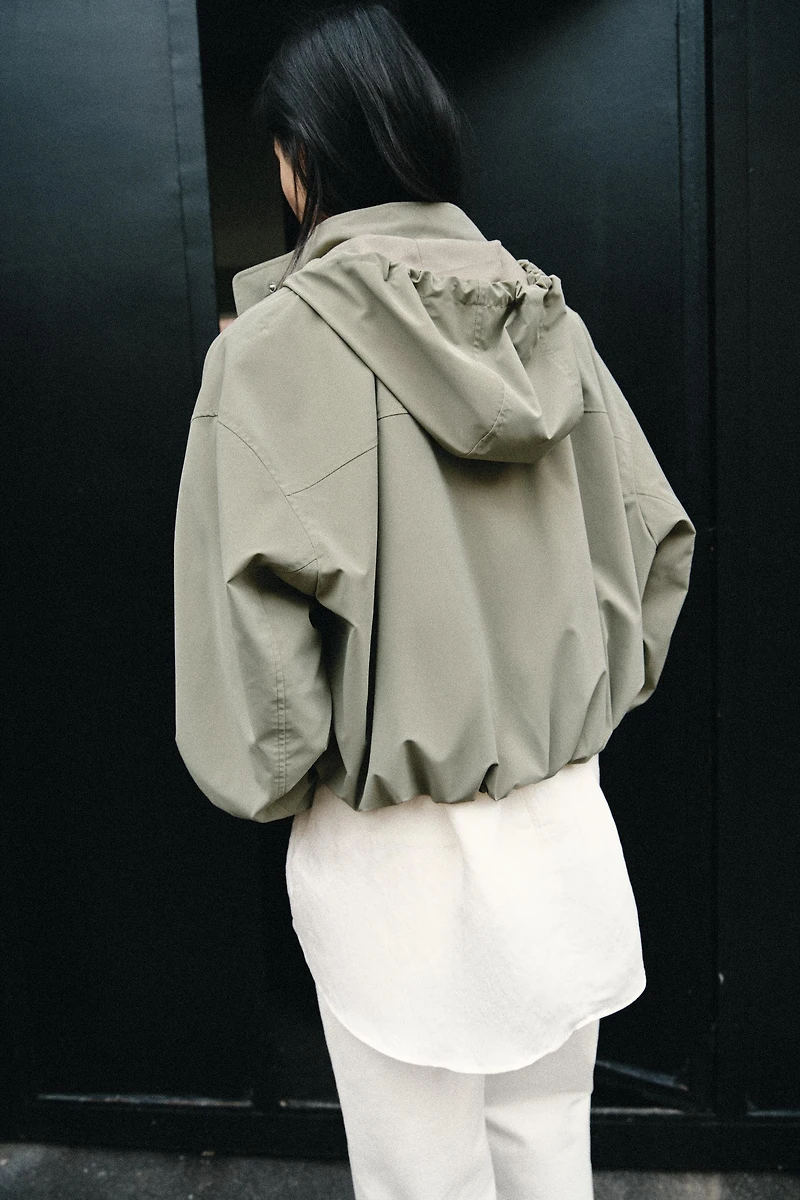 BLOUSON ENGOMMÉ À CAPUCHE