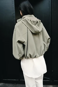 BLOUSON ENGOMMÉ À CAPUCHE
