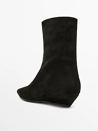 Bottines compensées en croûte de cuir