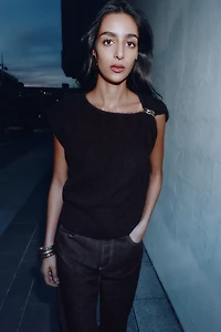 SLEEVELESS KNIT JUMPER WITH BROOCH