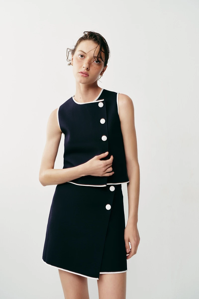 CONTRAST BUTTON KNIT TOP
