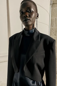 VESTE COURTE AVEC ÉPAULETTES ET PLIS