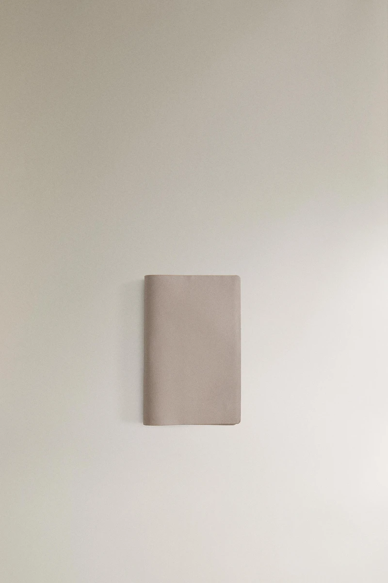 LEATHER TRAVEL DOCUMENT HOLDER