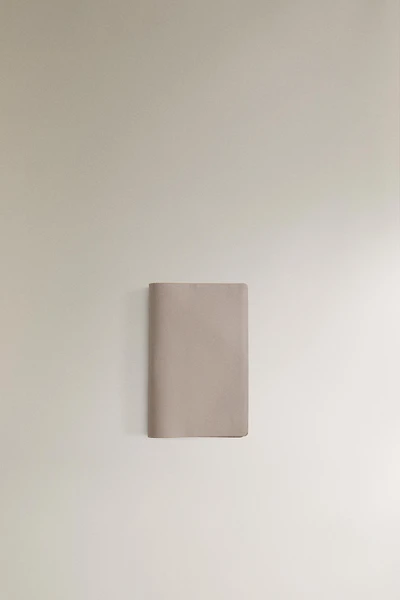 LEATHER TRAVEL DOCUMENT HOLDER