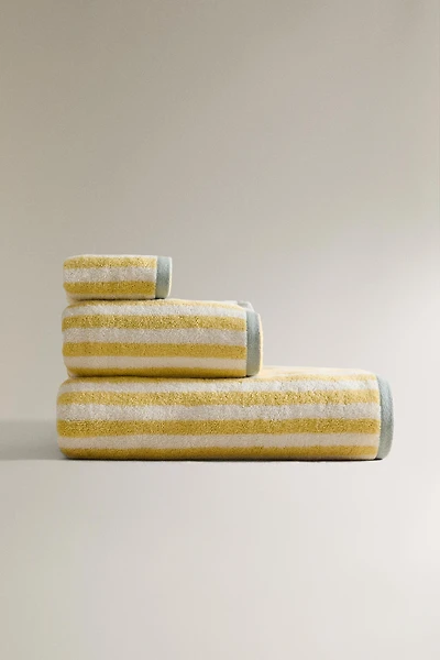 REVERSIBLE STRIPED BATH TOWEL