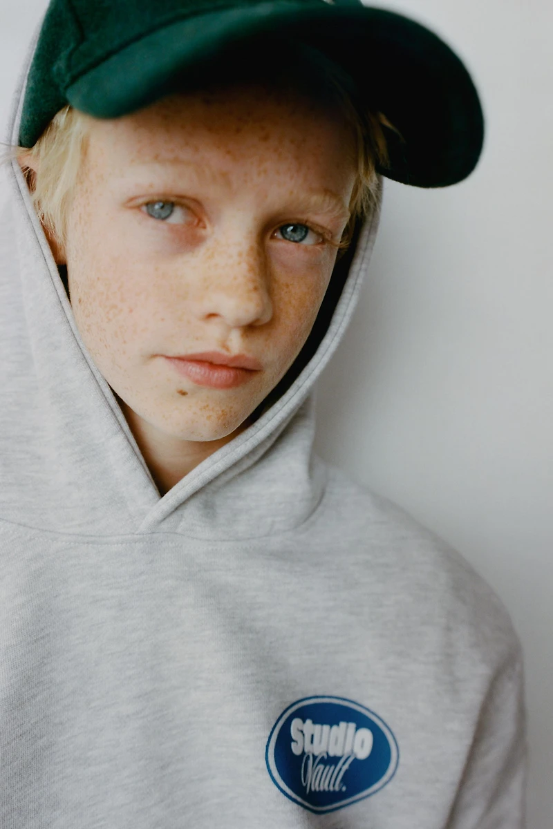 RAISED TEXT HOODIE SWEATSHIRT