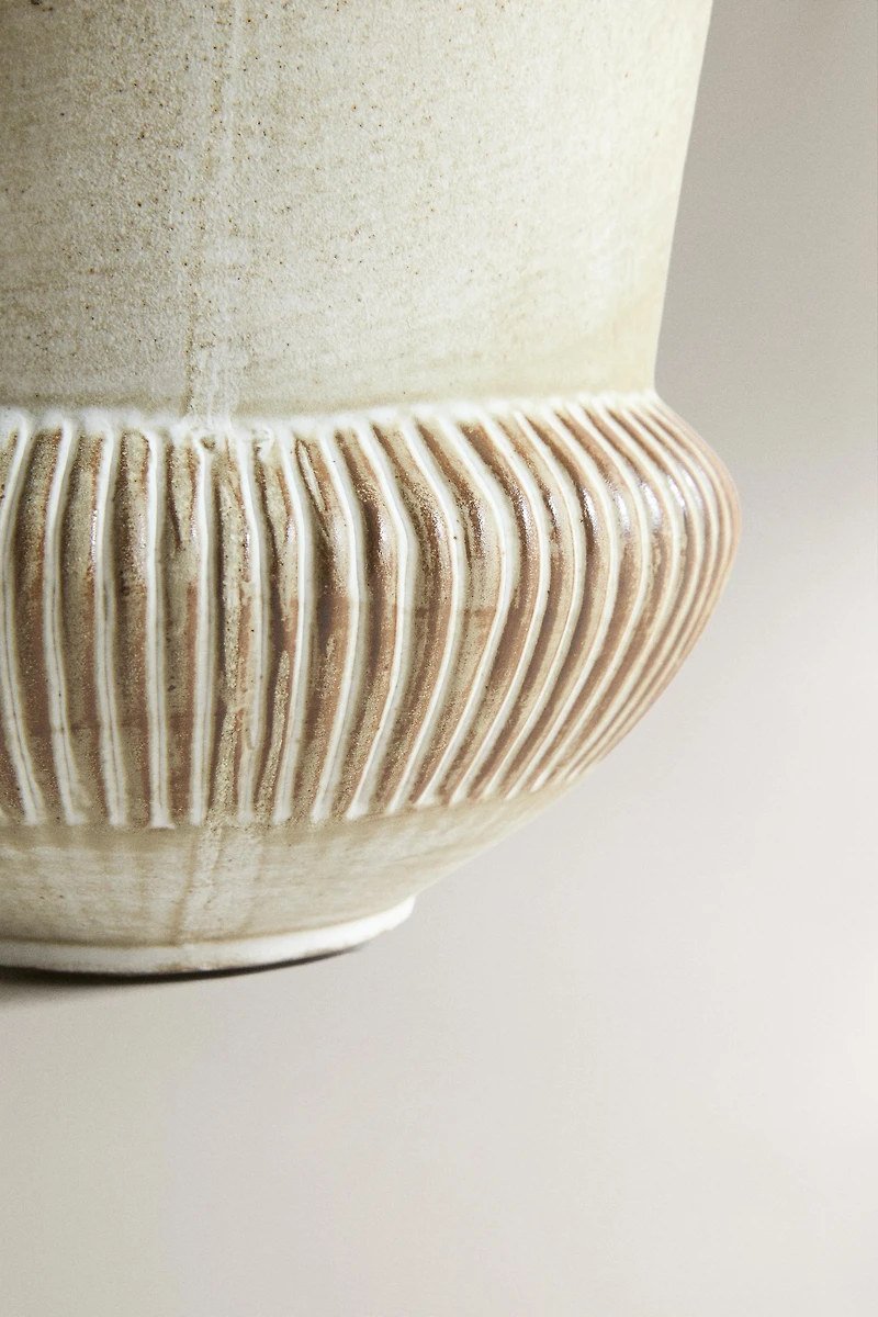 DECORATIVE CERAMIC VASE