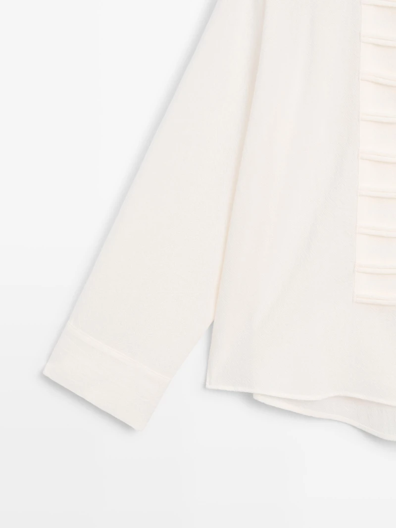 Round-neck shirt with button details