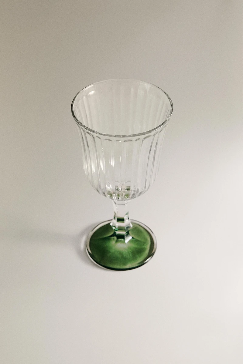 RAISED WINE GLASS WITH A COLORED BASE