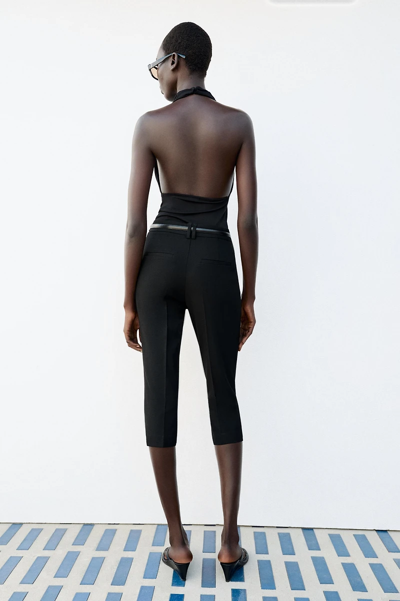 BELTED CAPRI PANTS