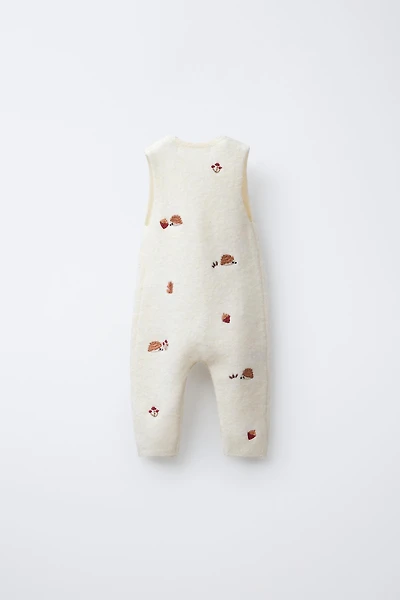 SALOPETTE EN MAILLE À HÉRISSONS BRODÉS