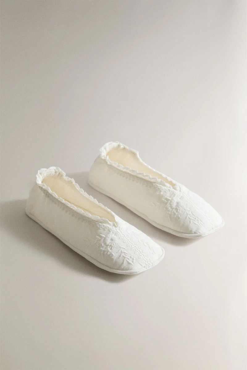 FOLDABLE LACE SLIPPERS
