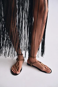 SANDALES EN CUIR AVEC PIÈCE MÉTALLIQUE