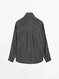 Flowing shirt with snap buttons