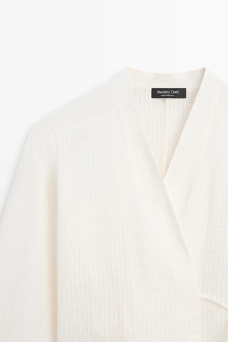 Total look textured short kimono