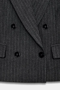 VESTE COURTE À BOUTONNAGE CROISÉ ET RAYURES CRAIE